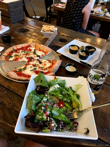 Leo`s Wood Fired Pizza